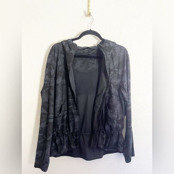 Lululemon Athletica Pack it Up Jacket in Black Camo. 10 - Picture 4 of 8